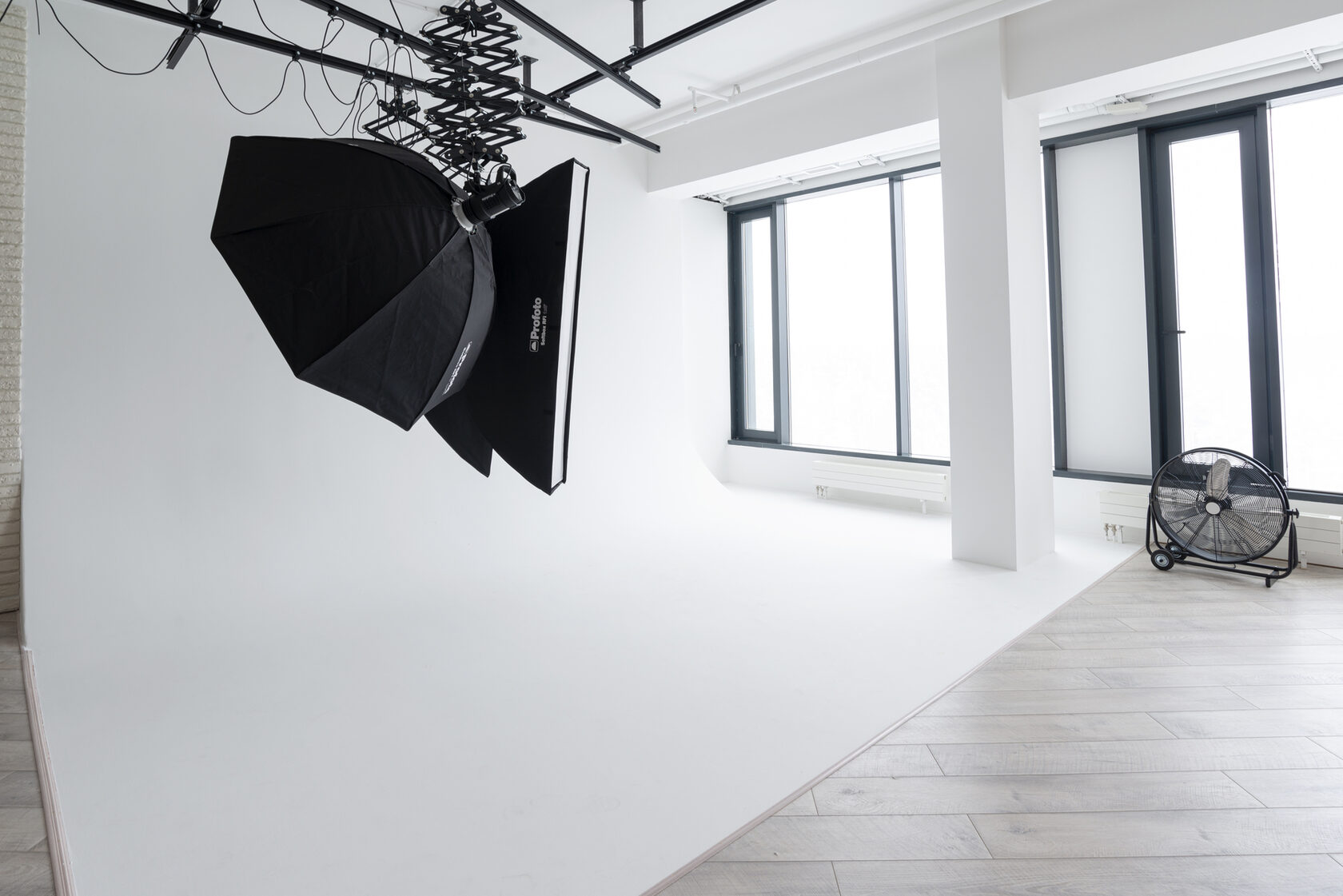 Белая циклорама и Profoto в зале Light